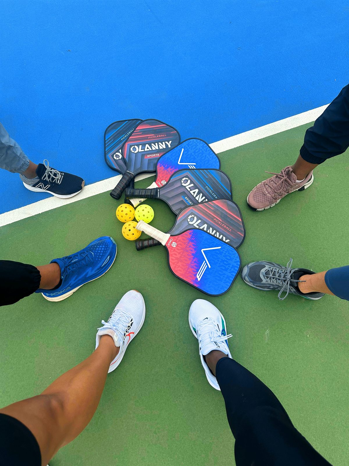 Utrustning för pickleball ligger klar på en bana inför aktivitet.